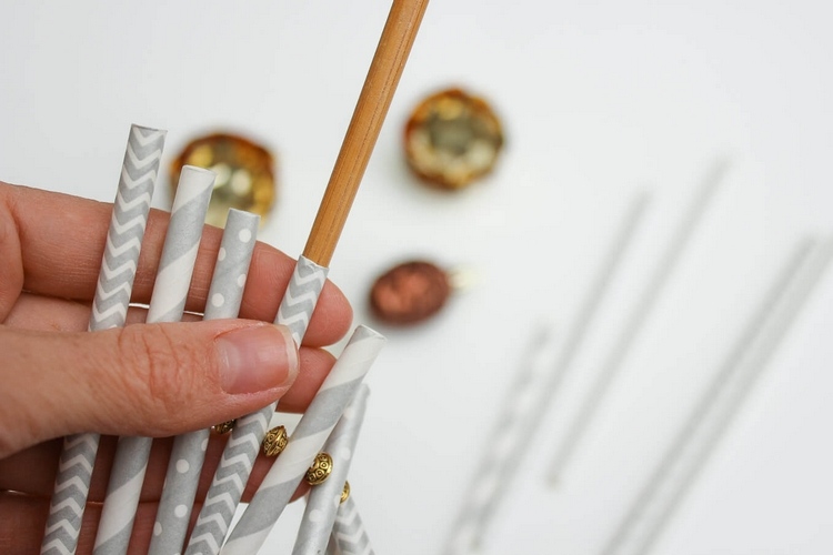 drotár so slamkami urobte si vianočné dekorácie vyrobte si vlastný papier slamky paličky kefa ceruzka použite hladké okraje