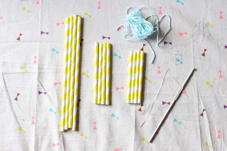 kutilstvo Himmeli geometrické obrazce v tvare diamantu žlté biele ružové pruhy ihla meria niť prekrojenú na polovicu