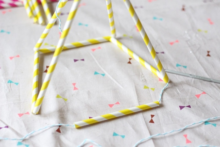 kutilstvo Himmeli geometrické obrazce v tvare diamantu žlté biele ružové pruhy ihlové vlákno niť závitovanie diamantová forma