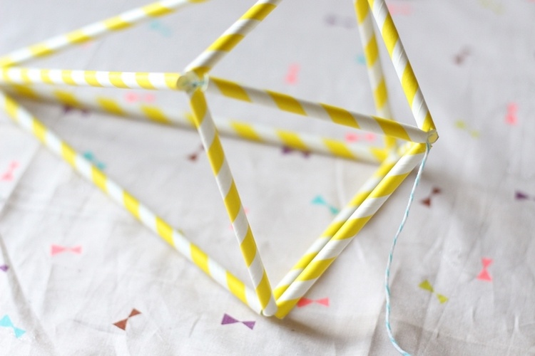 kutilstvo Himmeli geometrické obrazce v tvare diamantu žlté biele ružové pruhy ihlové nite spojovacie prvky v tvare diamantu