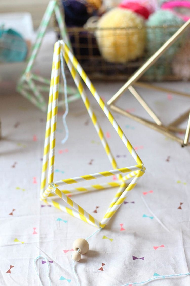 kutilstvo Himmeli geometrické obrazce v tvare diamantu žlté biele pruhy ihlová niť v tvare diamantu