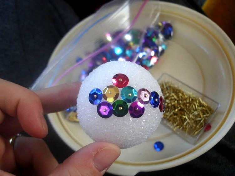 urobte flitre polystyrénové gule ozdoby na stromček vianočné deko