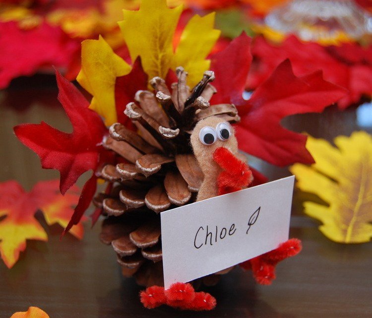 Ručné práce-šišky-jesenné lístie-miesto dekorácia karty-stola