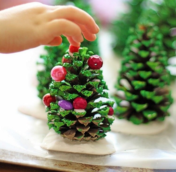 Ručné práce-šišky-umelé perly-trblietky-zelená-farba