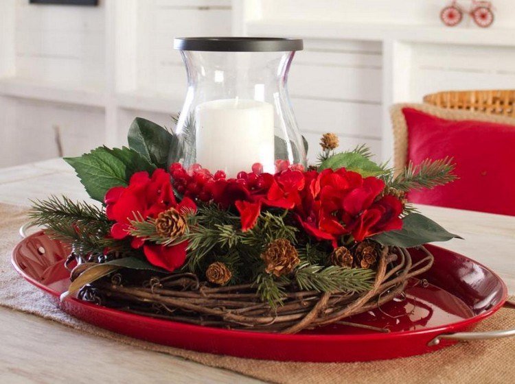 Ručné práce-šišky-červené-kvety-sviečka-zimná-dekorácia-nápady