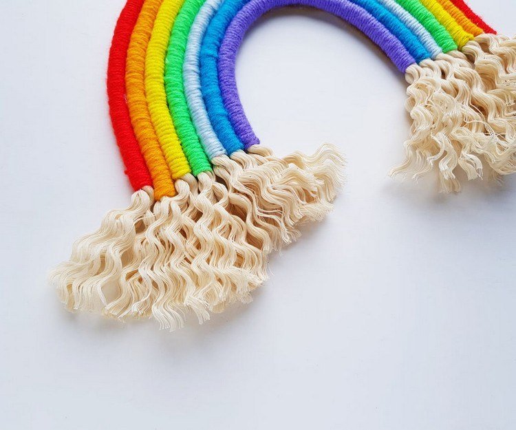 Vykonajte ručné práce s kúskami vlny a lana, aby ste si sami uviazali dúhu