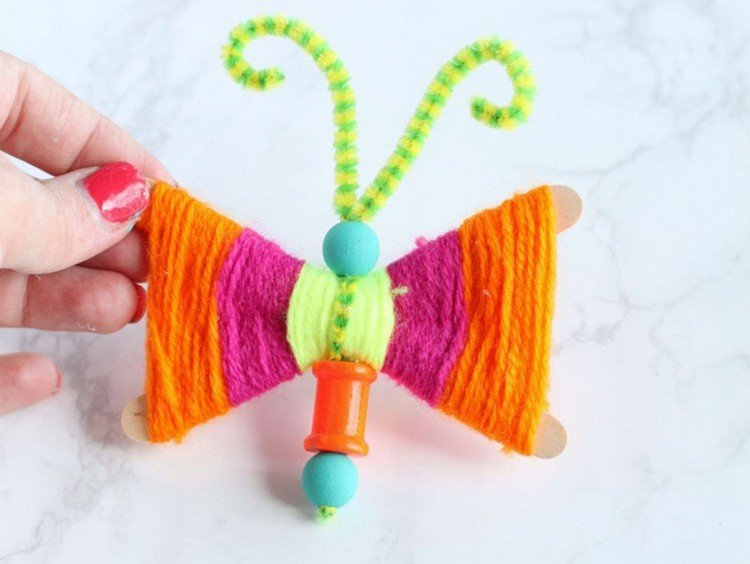 drotár s deťmi motýle so špagátom