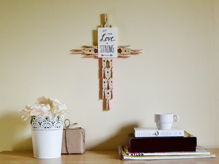 drotár s kolíčkami na prádlo cross-diy-wall-decoration-idea-easter