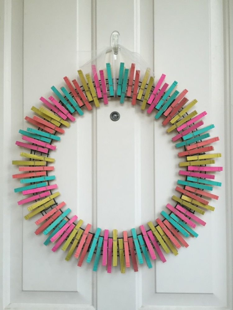 drotár-štipce-dvere-veniec-pestré-farby-drôt-festival-dekorácia