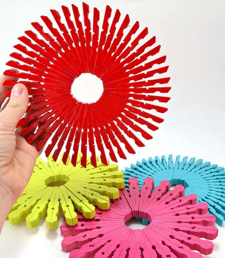 drotár-štipce na bielizeň-tácka na hrnce-pestré-farby-červeno-ružovo-modro-žltá