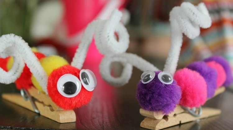 tinker-clothespins-kids-diy-idea-caterpillars-plyush-wire-colored-pompons
