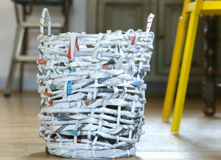 Drotár s novinovým papierom, odpadkovým košom, detskou izbou a písacím stolom