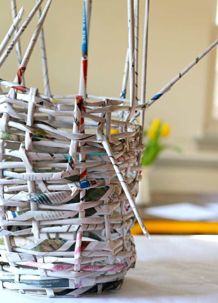 drotár s novinovou väzbou-košík-papierové rolky-horizontálne-vertikálne-váza na kvety