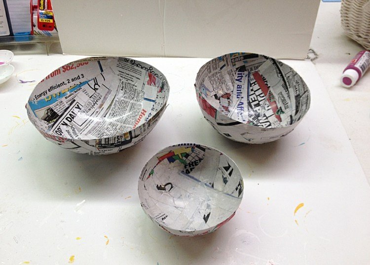 drotár-novinový papier-misa-vytvrdnúť-lak-papmaschee-stôl-košík