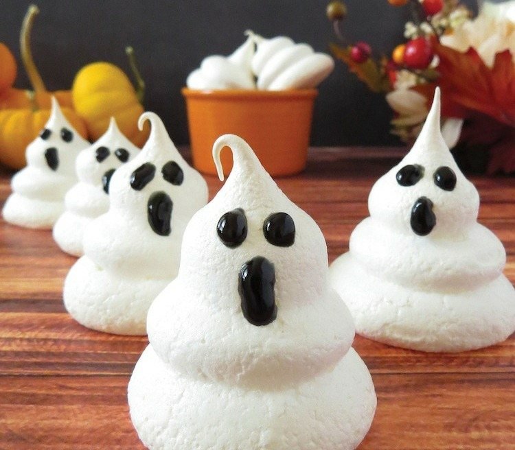 drotár na halloween dezert nápad biela čerešnička na torte