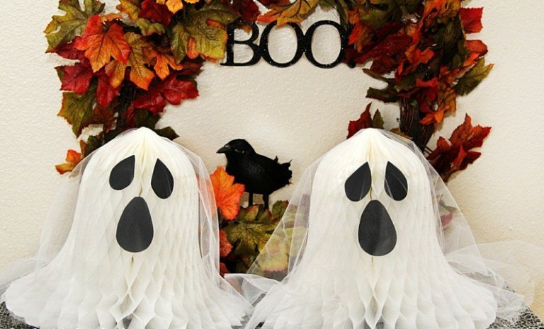 drotár na halloween papierová myšlienka listy veniec ducha