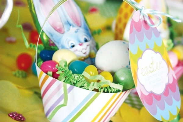 veľkonočný zajačik zbierka vajíčka stôl originál pestrý