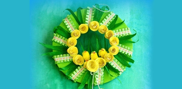 vyrobte si vlastný veľkonočný veniec zelené žlté kuracie rady kvetov vedľa seba