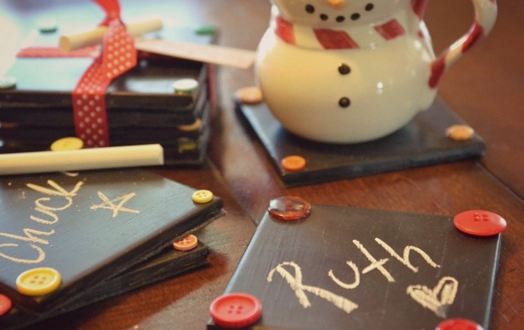 Remeslá na vianočné darčeky-tácky-dlaždice-tabuľa-gombíky-návod