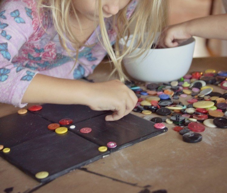 drotár-vianočné darčeky-tácky-tabuľa-gombíky