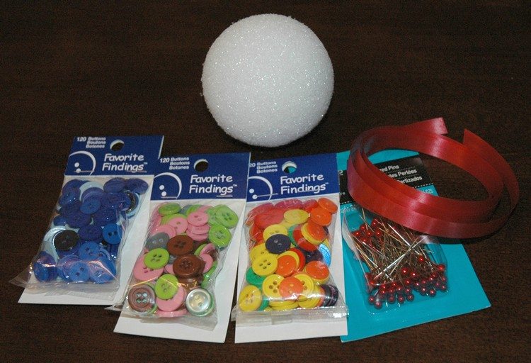 drotár-vianočné darčeky-vianočné stromčeky-dekorácie-polystyrénové gule-gombíky