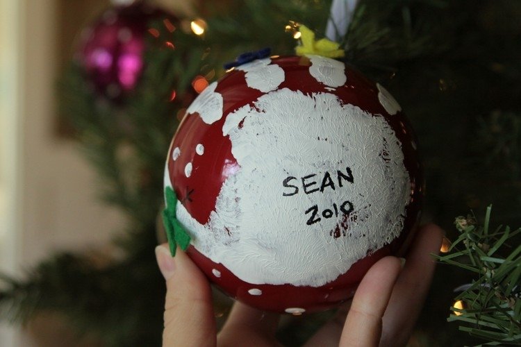 drotár-vianočné darčeky-vianočné stromčeky-gule-deti-odtlačok ruky