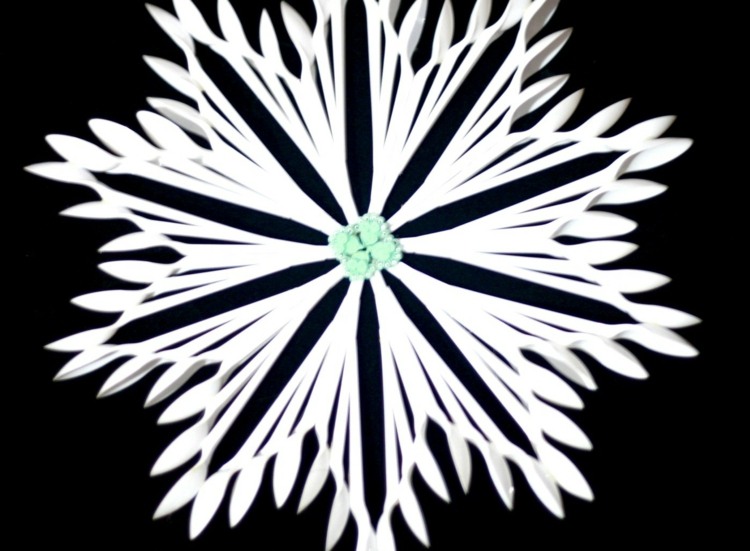 tinker-vianoce-plastova-lyzicka-pekna-snehova vlocka-jednoducha-tinker-idea