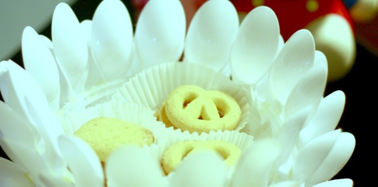 drotár-vianočné-plastové-lyžičky-misky-vianočné-cookies-sušienky-stôl-zdobenie