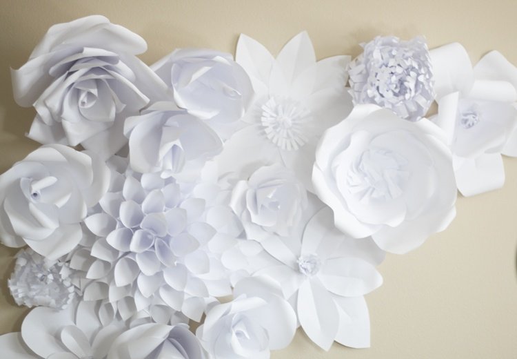 papierové kvety-drotár-georgína-biela-stena-dekorácia-moderné