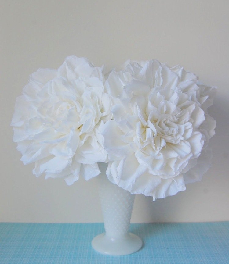 papierové kvety-drotár-georgína-stolná dekorácia-biela-krepová váza na papier.JPG