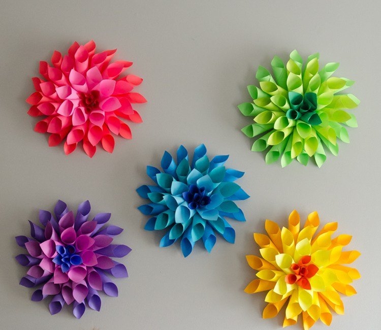 papierové kvety-drotár-deti-georgíny-farebné-papier-lievik-obal-stena-dekorácia