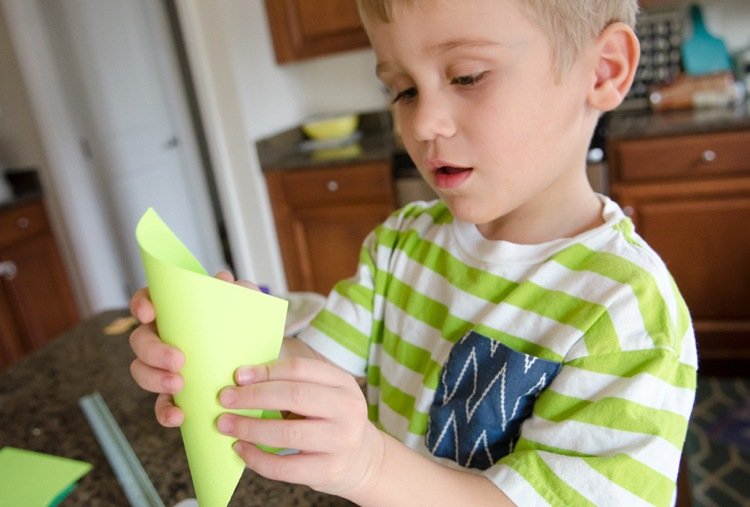 papier-kvety-drotár-deti-georgíny-papier-lievik-obal