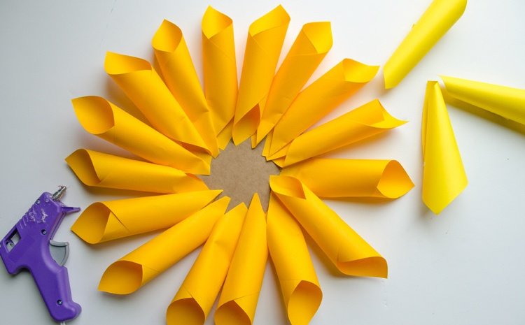 papierové kvety-drotár-deti-georgíny-lievik-skladacie-lepidlo