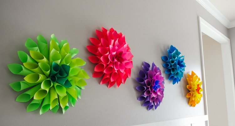 papierové kvety-drotár-deti-georgíny-veľká-stena-dekorácia