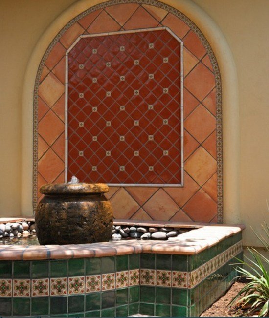 Záhradná fontána pri jazierku