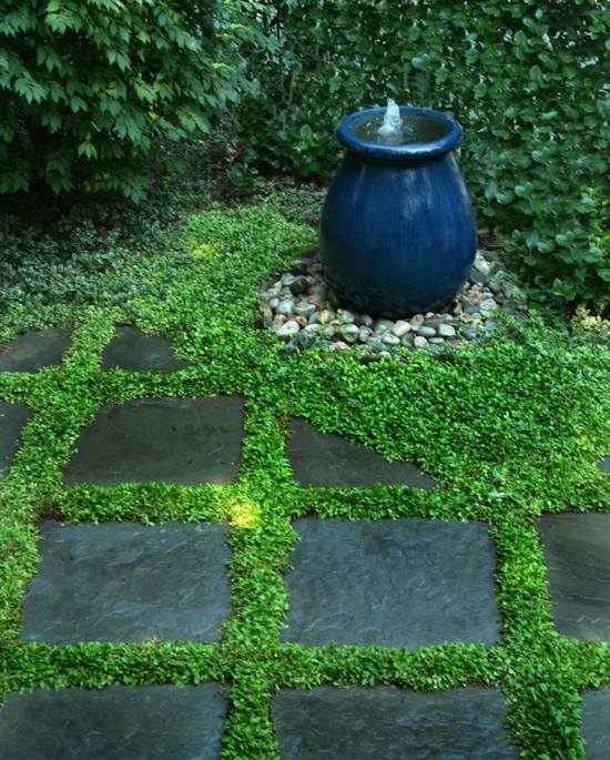 Záhrada s kamennou cestou a fontánami