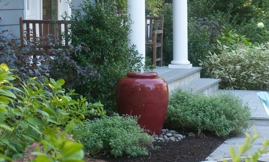 schodisko červená záhradná fontána kríky