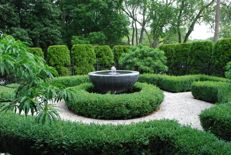 záhradná fontána živé ploty-záhradný dizajn-štrková-záhradná cesta