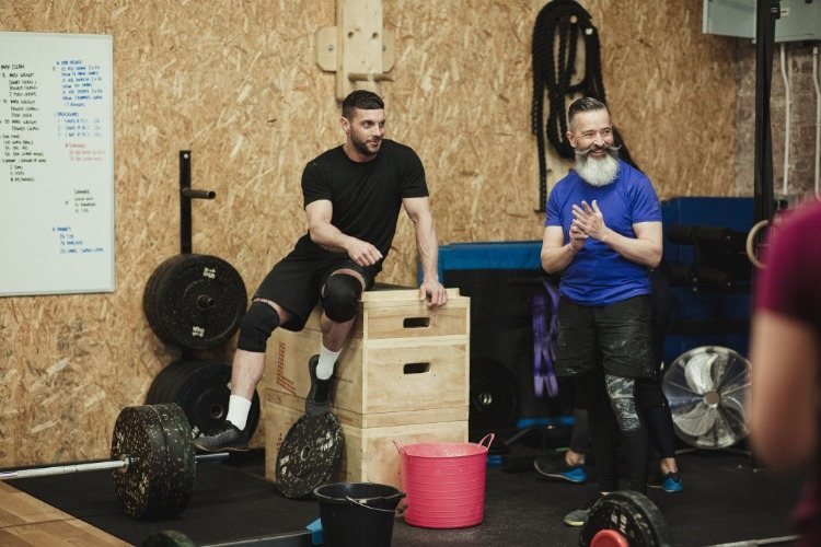 v každom veku trénujte budovanie svalov s váhami