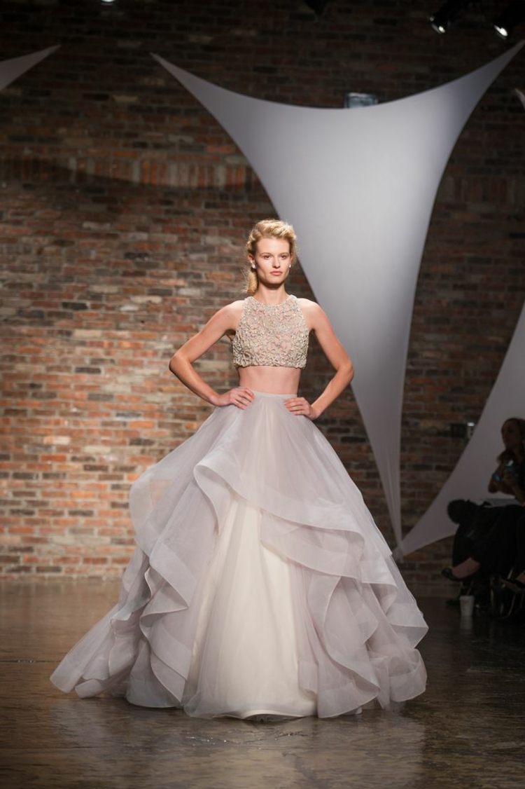 Outfit s crop topom v šedej a šampanskej farbe orezané oblečenie pre svadobné šedé šifónové vrchné výšivky