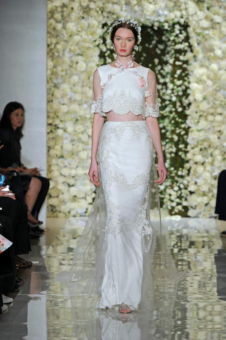 Oblečenie pre nevestu s priehľadnými rukávmi a sukňou ako vláčik ostrihaný outfit svadobná transparentná spodnička výšivka doplnok bielych vlasov