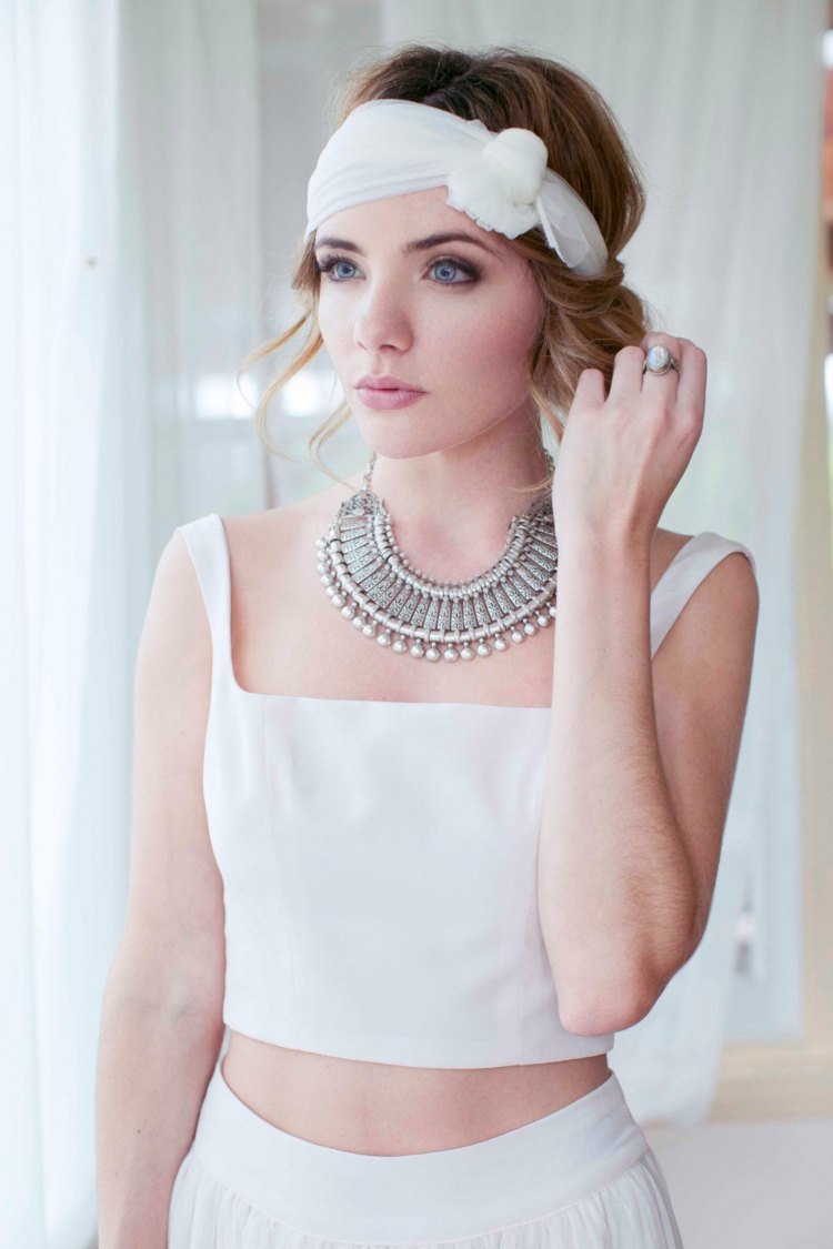 K ostrihanému outfitu bol zvolený jednoduchý dizajn ostrihané oblečenie svadba jednoduchý dizajn biela retiazka čelenka