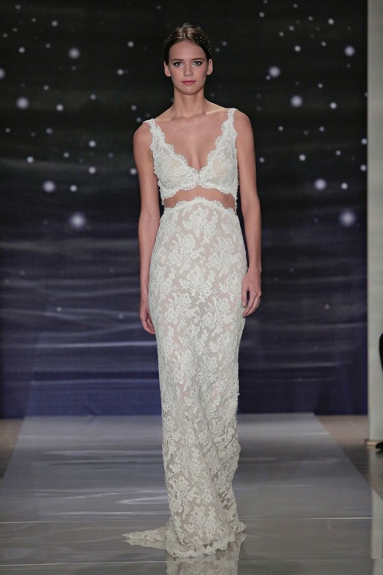 Outfit z romantickej čipky a atraktívneho topu skrátený outfit svadobný romantický dekolt hlboký čipkovaný dizajn sukne