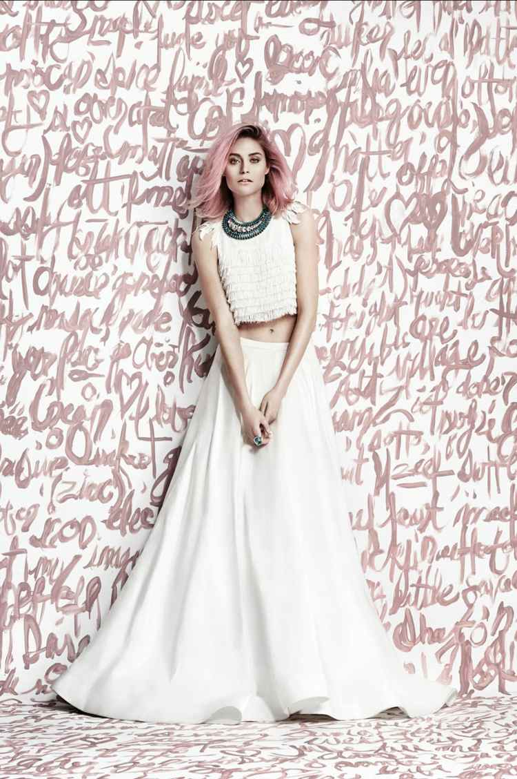 Moderný svadobný vzhľad s moderným orezaným topom so strapcami ostrihané outfity svadobné strapce top moderná sukňa jednoduchá