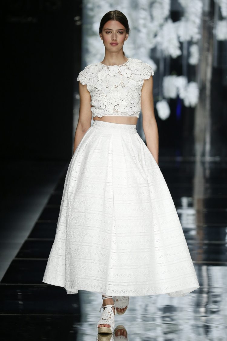 K tomuto čipkovanému outfitu sa našli zodpovedajúce topánky ostrihané outfity svadobné kvetinové motívy čipkovaná sukňa