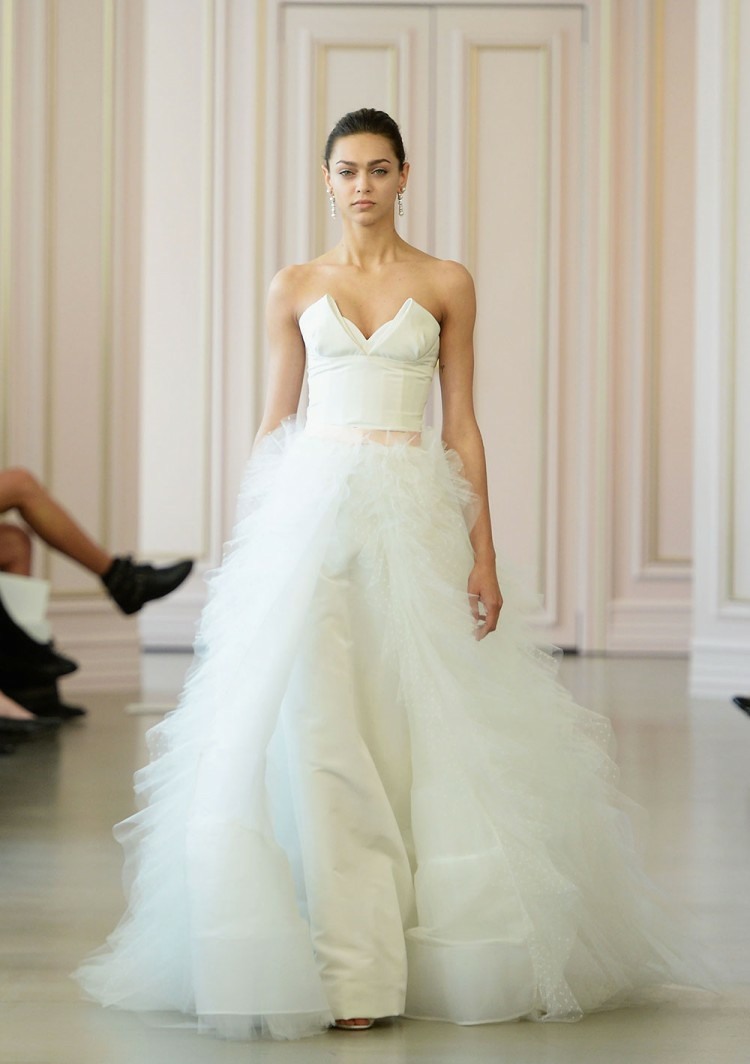 Orezaný outfit na svadbu má zelený lesk a živôtik ostrihané outfity svadobná korzáž šifónová sukňa updo