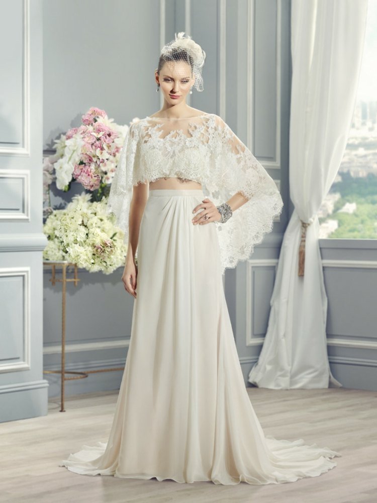 Fantastický svadobný outfit s čipkou a sukňou s vlečkou ostrihané outfity svadobná nevesta romantické široké rukávy boho vlasové doplnky vláčik