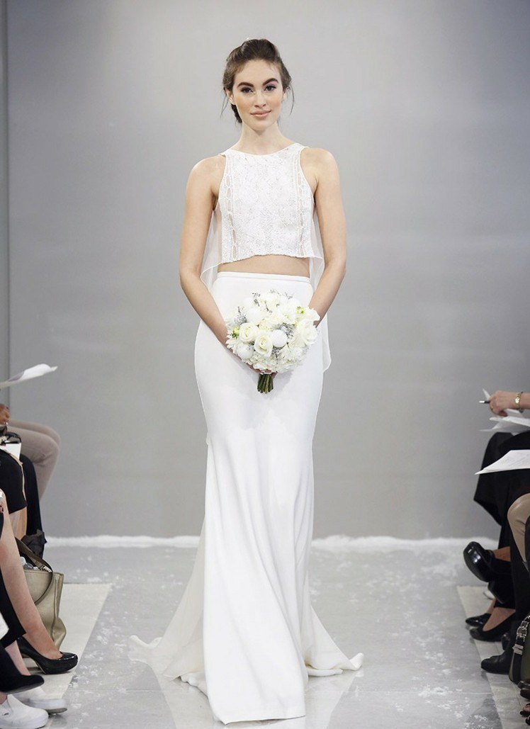Myšlienka svadobnej módy s jednoduchou sukňou a topom s čipkovými detailmi ostrihané outfity svadobný boho chic jednoduchý rockovo biely prízvuk top