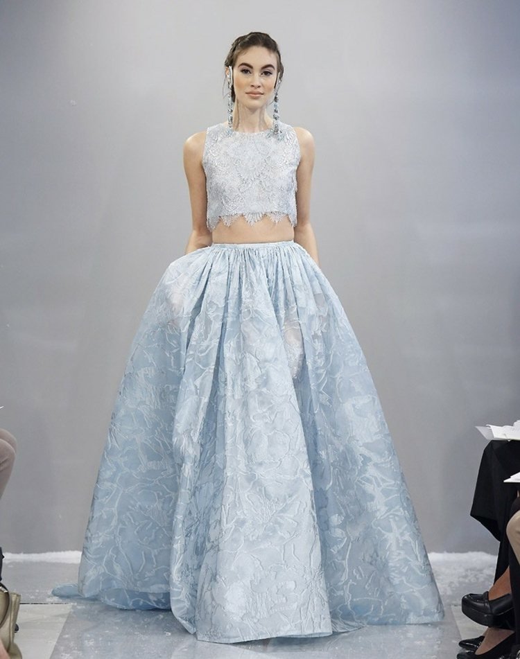 Crop top je kombinovaný s ľadovo modrou sukňou s motívmi ostrihané outfity svadobná modrá sivá čipka top ďalšie sukňové náušnice