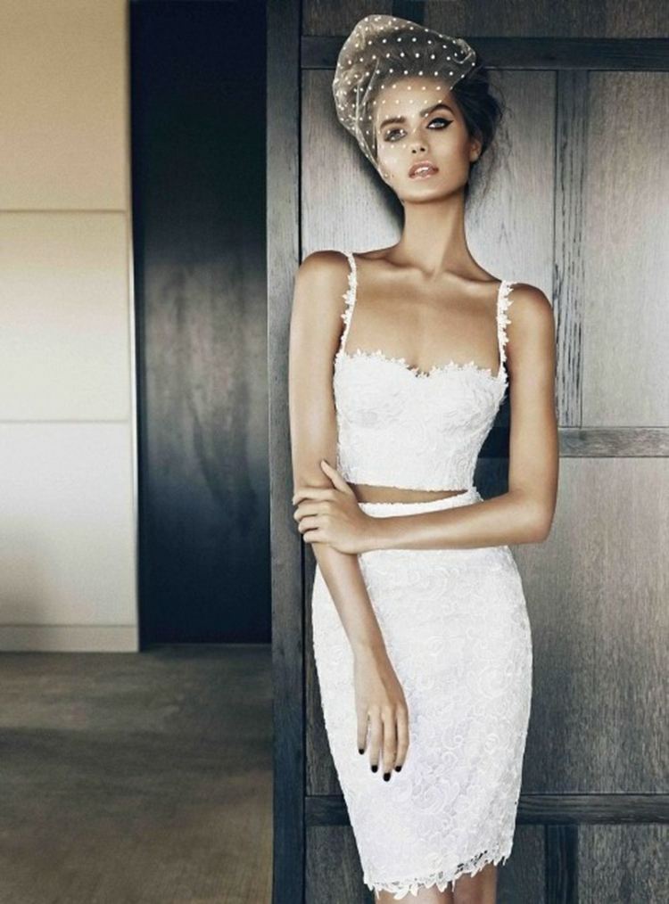 Svadobný outfit - sukňa po kolená a top s tenkými ramienkami, potiahnuté čipkou ostrihané outfity svadobná krátka sukňa čipkované dizajnové ramienka tenký výstrih